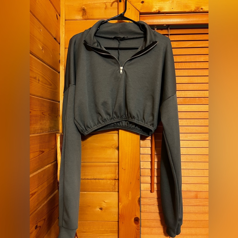 PrettyLittle Thing Cropped Sweatshirt